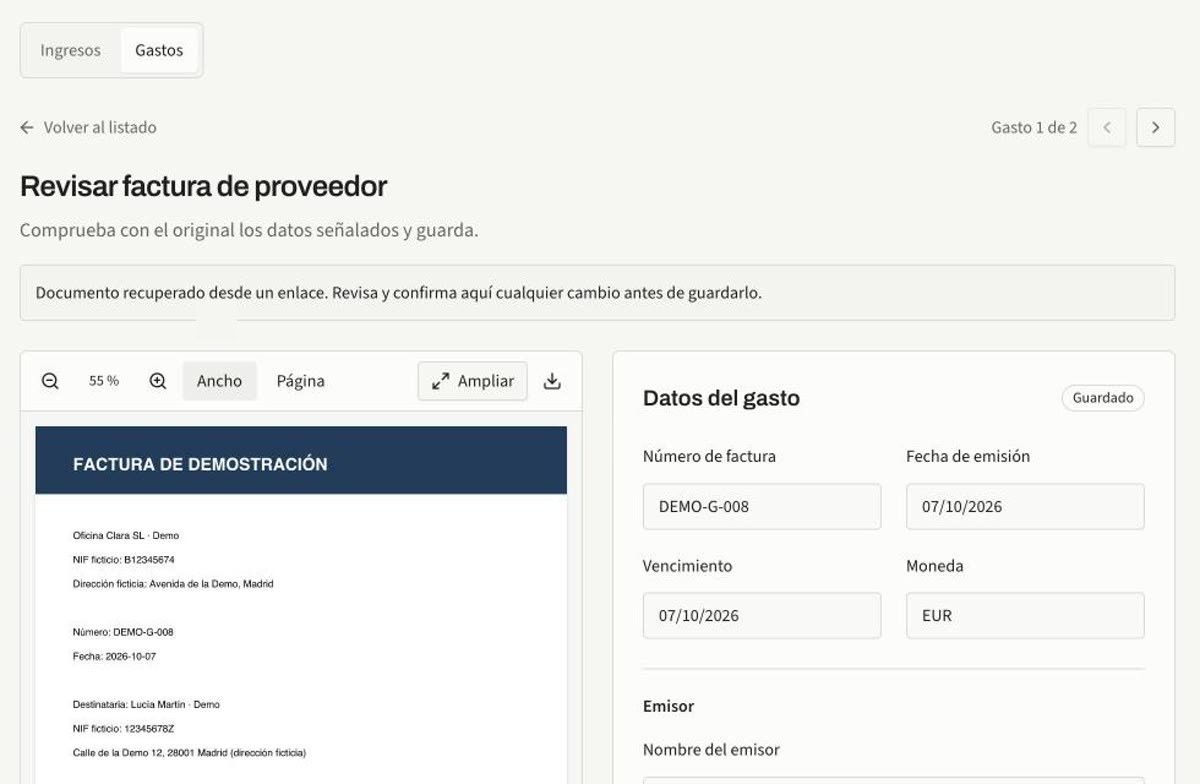 Pantalla de Cuadra revisando una factura de proveedor: el original a la izquierda y los datos leídos a la derecha.